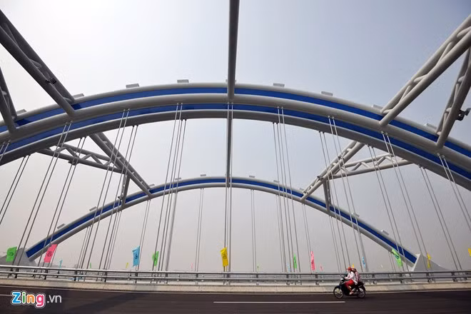 Công trình nằm trong dự án xây dựng đường 5 kéo dài là tuyến đường đô thị cấp 1, nối từ khu đô thị Bắc Thăng Long Vân Trì tới quốc lộ 5. Cây cầu có tổng chiều dài 1.139 m, rộng 55 m. Ba nhịp chính cân xứng, dài 80 m - 120 m - 80 m, đươc áp dụng công nghệ mới, cầu vòm ống thép nhồi bê tông, lần đầu tiên ứng dụng ở Việt Nam.