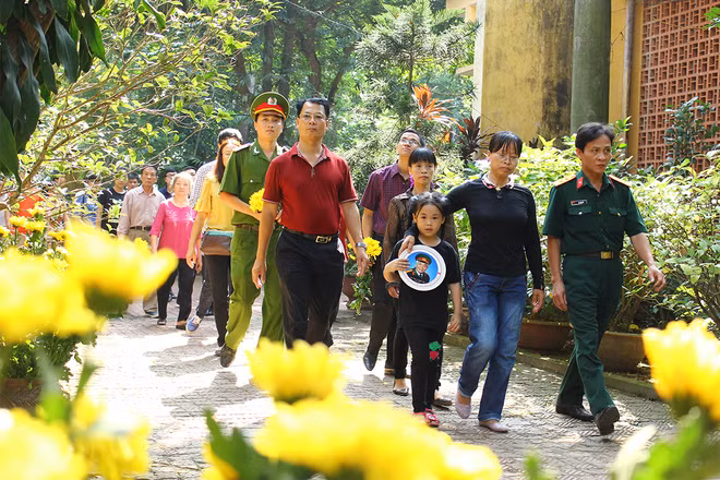 Lối ra vào ngôi nhà 30 Hoàng Diệu hầu như không khi nào vắng bóng người trong những ngày đầu tháng 10. Buổi tối nến được các bạn trẻ thắp sáng lung linh trước sân nhà Đại tướng.