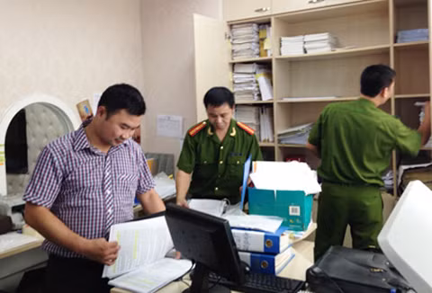 Kết quả khám xét cho thấy công ty này thực hiện việc kinh doanh vàng trên tài khoản không được cơ quan quản lý nhà nước có thẩm quyền cho phép. Cơ quan CSĐT đã thực hiện Lệnh bắt khẩn cấp TGĐ điều hành doanh nghiệp Khải Thái cùng các nghi phạm liên quan về hành vi “kinh doanh trái phép”. Theo cơ quan công an, việc phá sàn vàng ảo Khải Thái này là nhờ đơn tố cáo của hàng trăm nạn nhân.