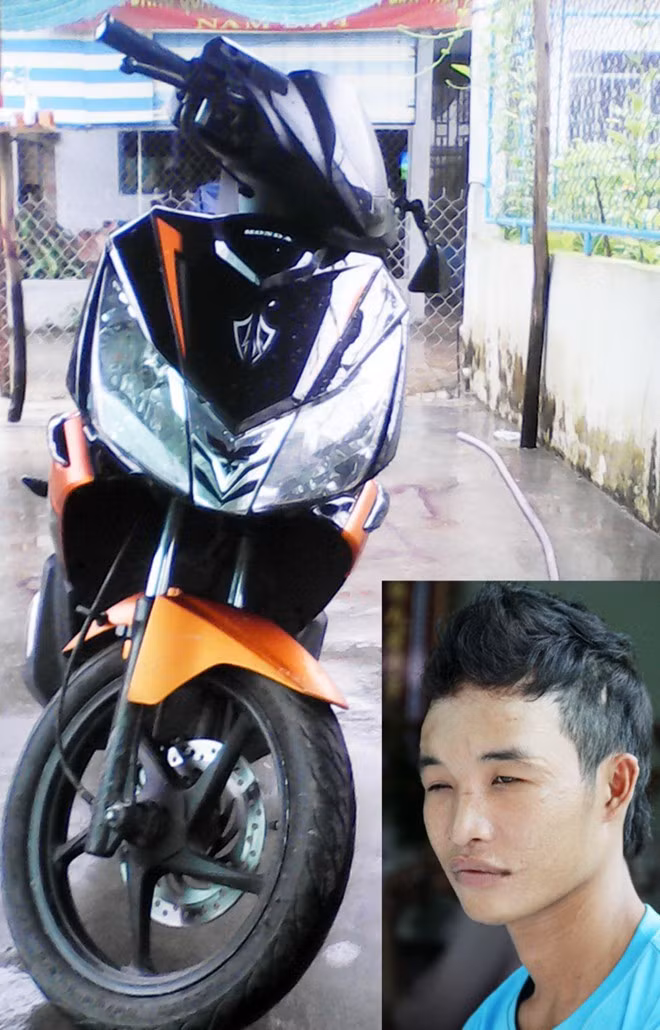 Hào Anh và chiếc xe máy mua 29 triệu đồng.