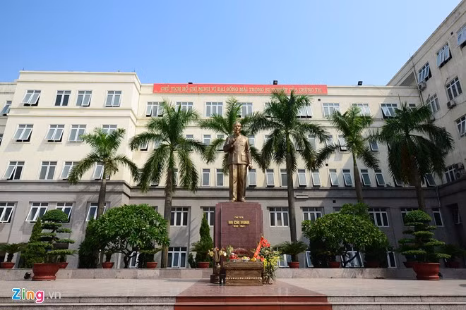 Thẳng từ cổng chính là tượng đài Chủ tịch Hồ Chí Minh được xây dựng vào năm 2008 nhân kỷ niệm 40 năm ngày thành lập Học viện và hưởng ứng cuộc vận động “Học tập và làm theo tấm gương đạo đức Hồ Chí Minh”. Tượng đài cao 3,95 m bằng đồng nguyên chất của Ấn Độ. Trong các dịp tổ chức lễ kỷ niệm, sự kiện trọng đại và khi có các đoàn khách đến tham quan, Học viện đều tổ chức lễ dâng hương, dâng hoa trang trọng.