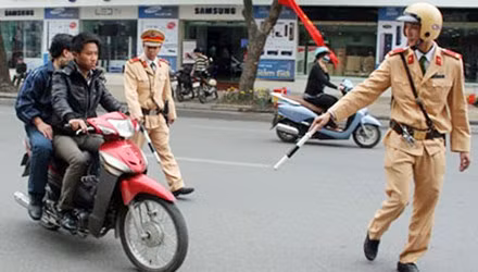 9. Xin xỏ không xong, đầu gấu đấm vào mặt cảnh sát giao thông. Khoảng 21h ngày 27/9, tổ công tác thuộc Đội CSGT Công an TP Hòa Bình gồm thiếu úy Hoàng Dương và trung úy Nguyễn Việt Anh thực hiện nhiệm vụ tuần tra kiểm soát tại khu vực xóm Ngọc, xã Trung Minh (Hòa Bình). Tại đây, tổ công tác phát hiện hai nam thanh niên là Nguyễn Quang Huy (SN 1985) và Nguyễn Khánh Hoàng (SN 1983, cùng trú Tân Lập 2, xã Trung Minh) điều khiển xe máy không đội mũ bảo hiểm. Tổ công tác đã yêu cầu hai thanh niên này dừng xe để kiểm tra hành chính.
