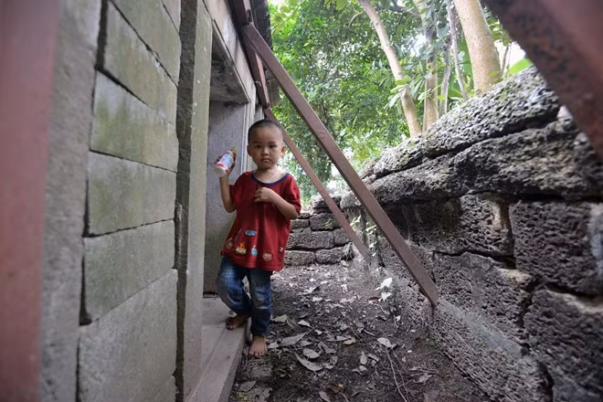 Ông Phạm Đình Bằng, Trưởng ban đại diện dòng họ Phạm ở Lại Yên kể: “Chúng tôi đề nghị rất nhiều lên xã, huyện, thành phố, các cơ quan chức năng có quan tâm, nhưng kết quả chưa thấy đâu”. Sự việc bi đát đến nỗi, nhà nghiên cứu lịch sử nghệ thuật Phan Cẩm Thượng đã viết thư lên các cấp chính quyền và nói rằng: "Cách làm giằng chống đơn giản của nhân dân xã Lại Yên chỉ càng làm cho các phiến đá ở khu di tích nhanh rơi vỡ hơn".