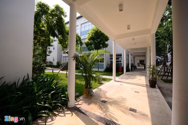 Hành lang vòng cung nối liền các tòa nhà, tạo thuận lợi cho việc di chuyển của giáo viên và học sinh.