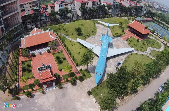 Khu Văn Miếu của học viện được xây dựng vào năm 2012 mô phỏng theo mô hình Văn Miếu - Quốc Tử Giám (Hà Nội). Công trình do các cựu học viên khóa D2 và công an các đơn vị địa phương hỗ trợ xây dựng. Trong khu Vườn Giám có cây xanh, hồ nước và hòn non bộ để tạo không gian, cảnh quan hài hòa. Đây là Văn Miếu đầu tiên được xây dựng trong khuôn viên của một trường đại học, học viện ở Việt Nam nhằm góp phần giáo dục truyền thống hiếu học, tôn sư trọng đạo của các thế hệ cha ông. Ban giám đốc học viên còn cho đặt một máy bay TU 134 làm mô hình học tập. Ngôi nhà sàn lớn chính là mô hình bảo tàng Dân tộc học.