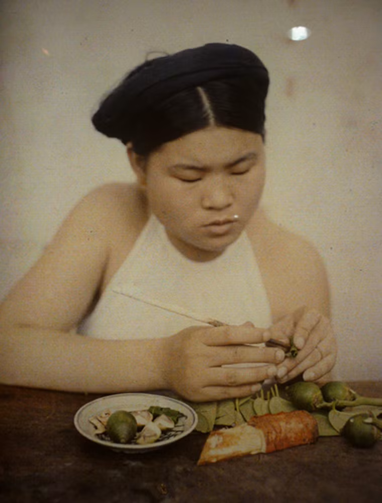 Thiếu nữ Hà Nội ngồi têm trầu.