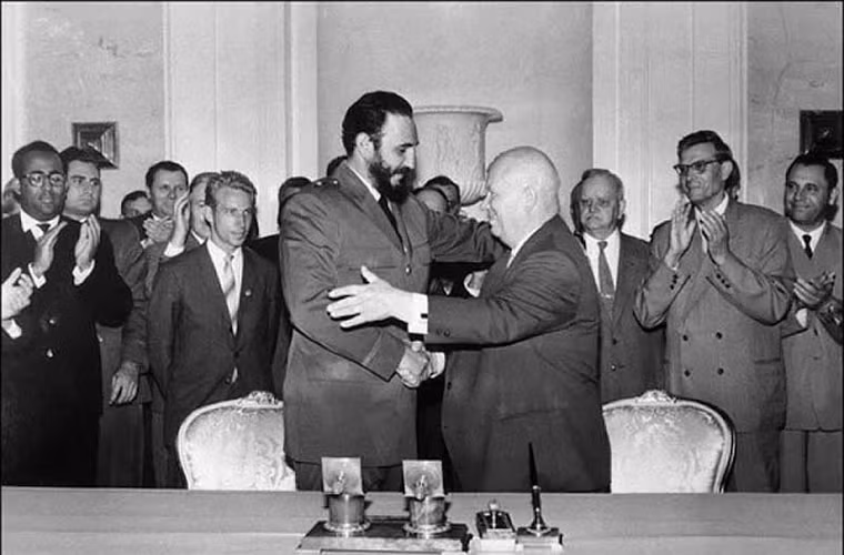 Tổng bí thư Đảng Cộng sản Liên Xô Nikita Khruschev bắt tay nhà lãnh đạo Cuba thể hiện mối quan hệ tốt đẹp giữa hai quốc gia.