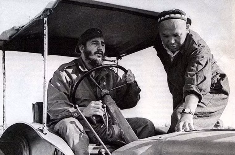 Ông Castro đích thân cầm lái khi đến thăm Uzbekistan.