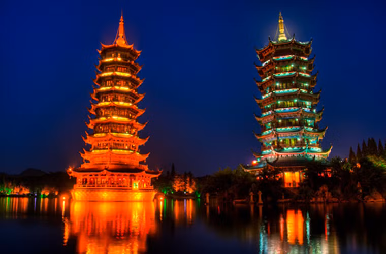 Chùa Mặt trời và Mặt trăng là địa điểm tâm linh linh thiêng bậc nhất ở tỉnh Quế Lâm. Chùa Mặt trời có kích thước cao hơn chùa Mặt trăng và nó cũng là ngôi chùa bằng đồng cao nhất thế giới (cao 41m). Trong khi đó chùa Mặt trăng cao 35m. Hai ngôi chùa đặc biệt trên liên kết với nhau bằng một đường hầm ở dưới lòng hồ. Thời gian tốt nhất để chiêm ngưỡng cảnh đẹp chùa Mặt trời và Mặt trăng tọa lạc bên hồ Banyu là vào ban đêm. Khi đó, cả hai ngôi chùa đều được thắp sáng lên bằng sắc màu vàng và xanh dương tuyệt mĩ.