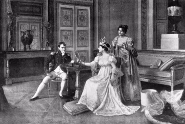 Vì Josephine không thể sinh con cho mình, nhà quân sự tài ba đã quyết định ly dị vào tháng 12/1809. Ông cho rằng, đó là điều tốt nhất cho nước Pháp. Sau khi Josephine qua đời vì cảm lạnh, Napoleon đã tự nhốt mình trong phòng 2 ngày liền để tưởng nhớ bà. Mặc dù biết người vợ cũ không chung thủy nhưng trước khi chết Napoleon được cho là đã nói những từ cuối cùng có liên quan đến mối tình si mà ông dành cho Josephine: " Pháp, quân đội, người đứng đầu quân đội, Josephine".