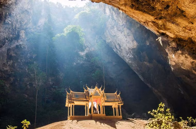 Khi đến thăm động Phraya Nakon ở Thái Lan, du khách sẽ có dịp chiêm ngưỡng một ngôi đình được xây dựng vào năm 1890 dưới thời vua Chulalongkorn. Hang động kỳ vĩ này từ lâu đã trở thành một điểm hút khách du lịch trong và ngoài nước.