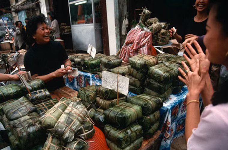 Người bán bánh chưng phấn khởi vì nhiều khách hàng mua bánh.
