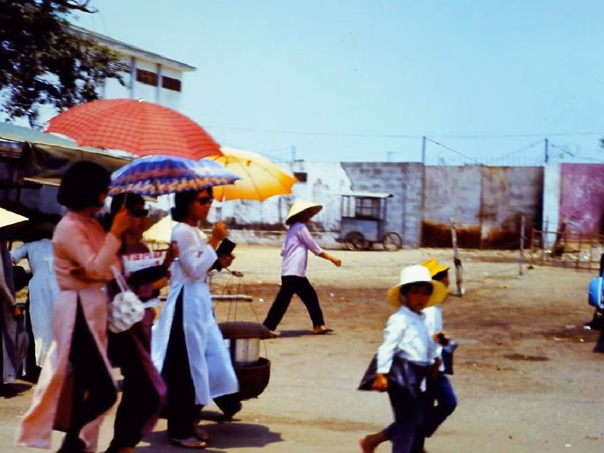 Phụ nữ và trẻ em trên đường phố Huế năm 1970. Ảnh: Joe Robertson.