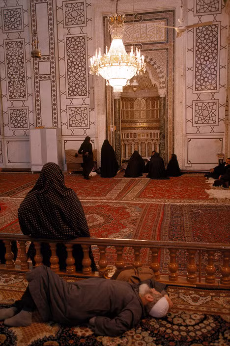 Người hành hương nghỉ ngơi ở thánh đường Umayyad tại thủ đô Damascus trên hành trình về thánh địa Mecca. Ảnh: Magnum Photos.