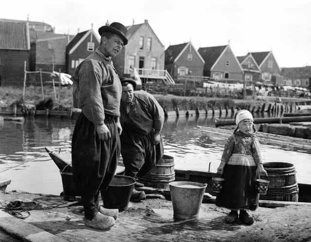 Trên bến tàu ở đảo Marken. Ngày nay, một cây cầu đã nối Marken với lục địa. Ảnh: Bill Nelson Flickr.
