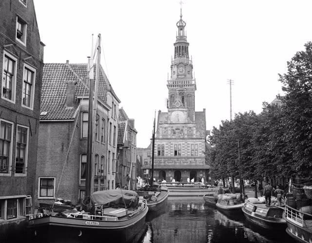 Con kênh trước chợ phô mai nổi tiếng ở Alkmaar. Ảnh: Bill Nelson Flickr.