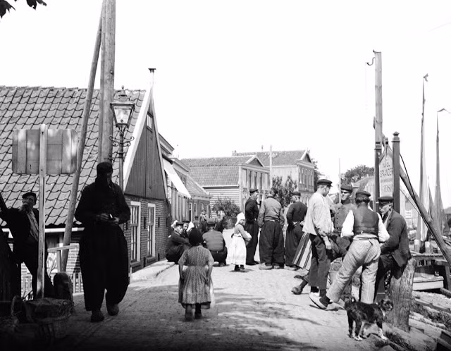Cảnh đường phố phía trước khách sạn Spaander ở Volendam. Ảnh: Bill Nelson Flickr.