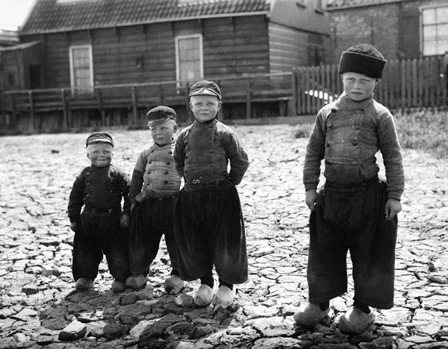 Bốn cậu bé ở Volendam, Hà Lan năm 1904. Ảnh: Bill Nelson Flickr.