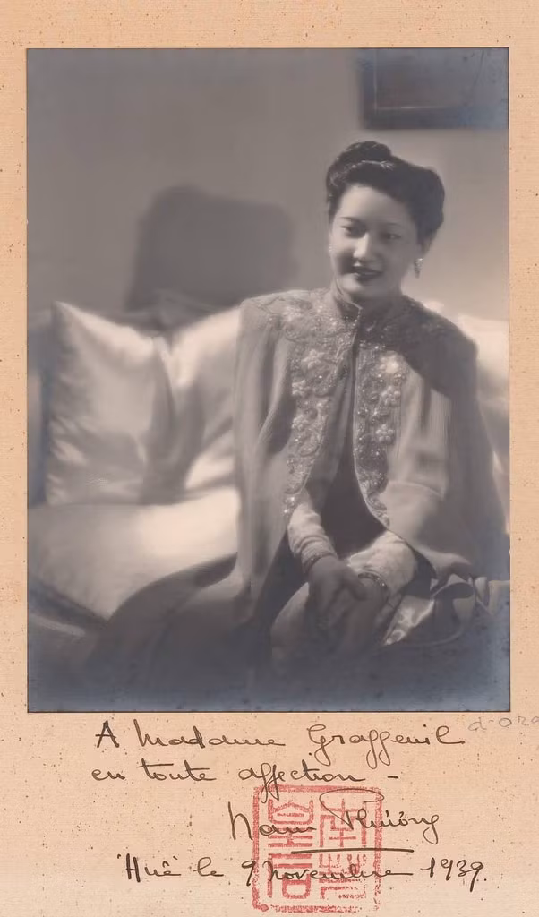 Một bức ảnh có lời đề tặng và chữ ký Hoàng hậu Nam Phương, ngày 9/11/1939. Ảnh tư liệu.