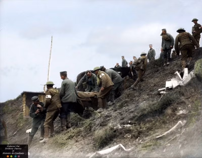 Lính Đức đưa thương binh xuống một sườn đồi dốc ở Đông Arras, tháng 10/1918. Ảnh: Duriez Frédéric Flickr.