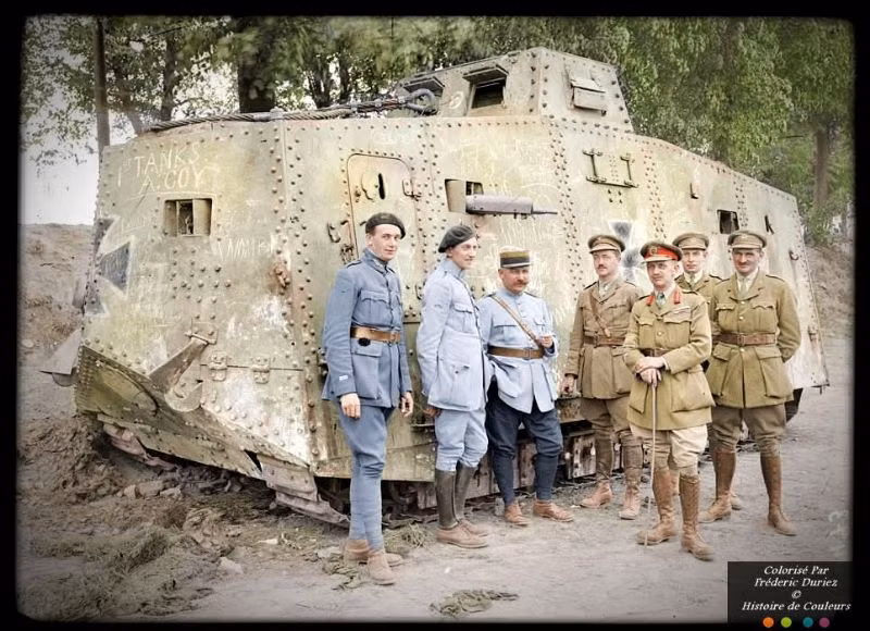 Lính Pháp và Anh xung quanh một chiếc xe tăng Đức A7V bị bắt tại Villers-Brettoneux, tháng 5/1918. Ảnh: Duriez Frédéric Flickr.