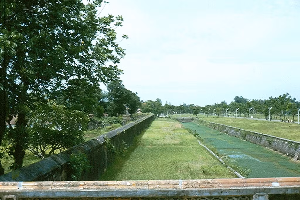 Từ kỳ đài nhìn sang hào thành. Ảnh: Robert Gauthier.