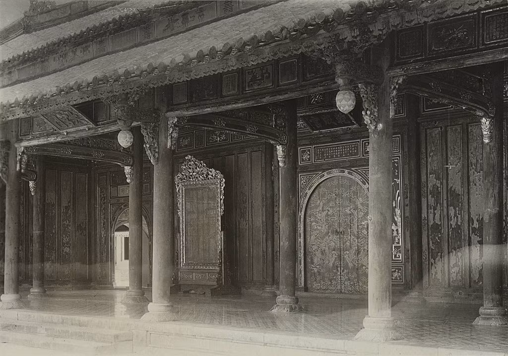 Đại Cung Môn, cửa chính vào Tử Cấm thành Huế. Công trình này đã bị phá hủy năm 1947. Ảnh tư liệu.