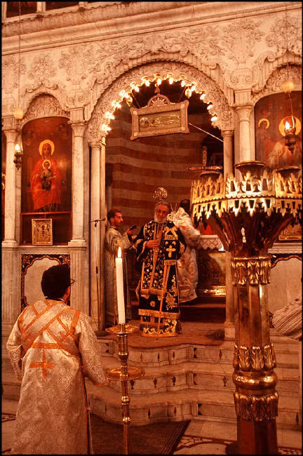 Trong nhà thờ Công giáo St. Mary ở Damascus vào một dịp thánh lễ. Ảnh: Magnum Photos.