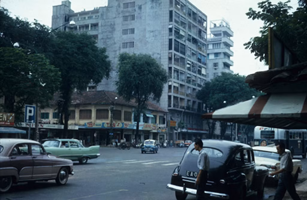 Một góc đại lộ Nguyễn Huệ, Sài Gòn năm 1963. Ảnh: Vietnam Center and Archive.