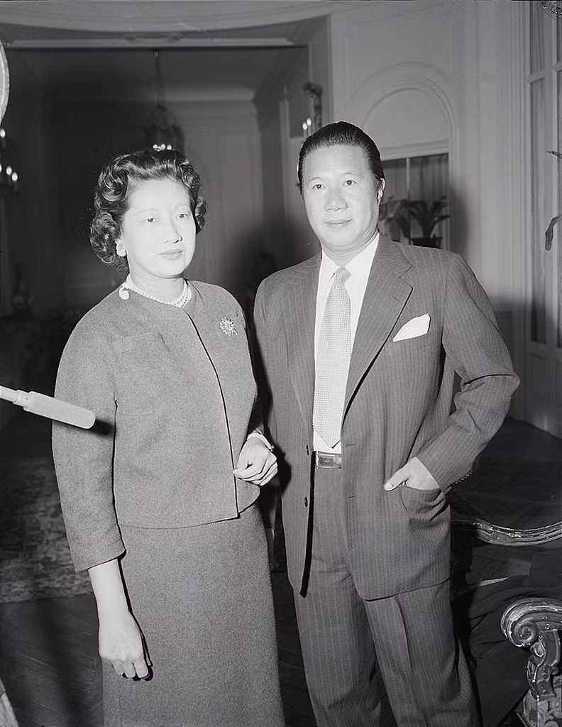 Nam Phương Hoàng hậu và cựu hoàng Bảo Đại ở Paris ngày 23/10/1955. Ảnh tư liệu.