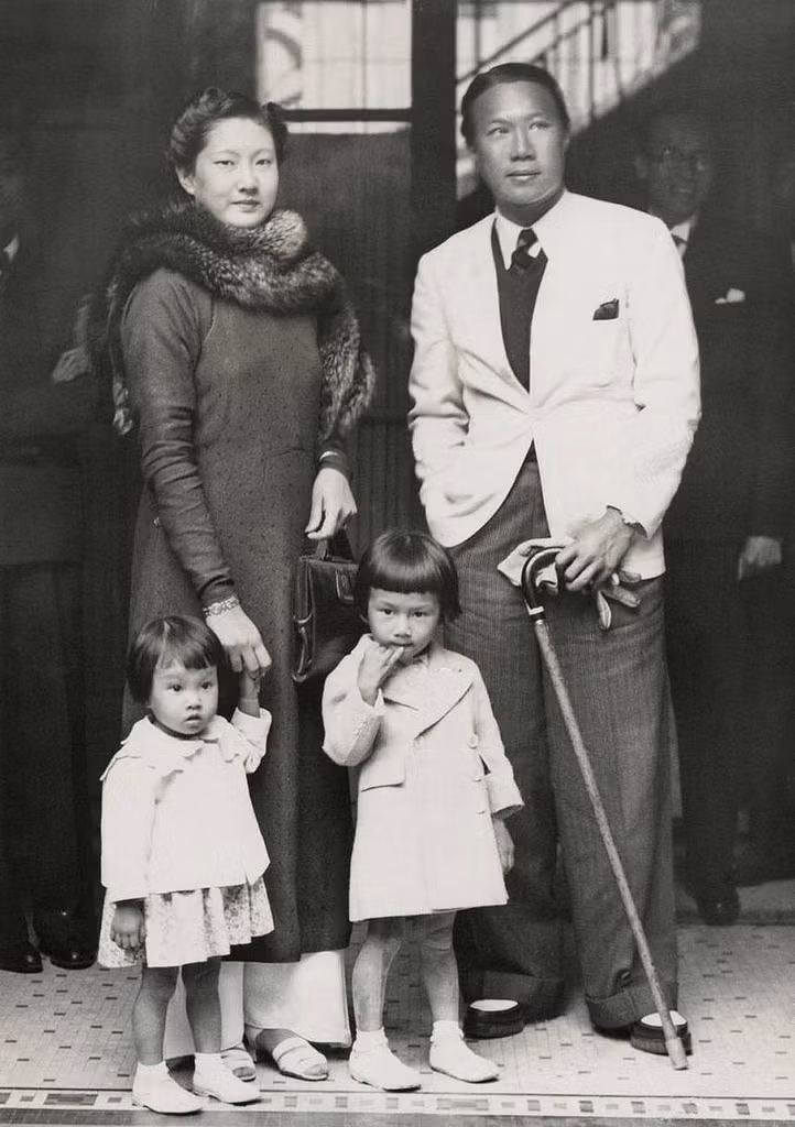 Nam Phương Hoàng hậu cùng Hoàng đế Bảo Đại và hai con tại Paris ngày 6/6/1939. Ảnh tư liệu.