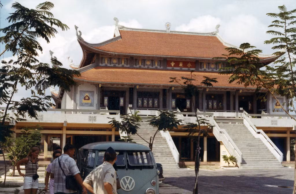 Chùa Vĩnh Nghiêm ở Sài Gòn năm 1972. Vào thời điểm này, chùa mới hoàn thành được một năm. Ảnh: Kemper14.