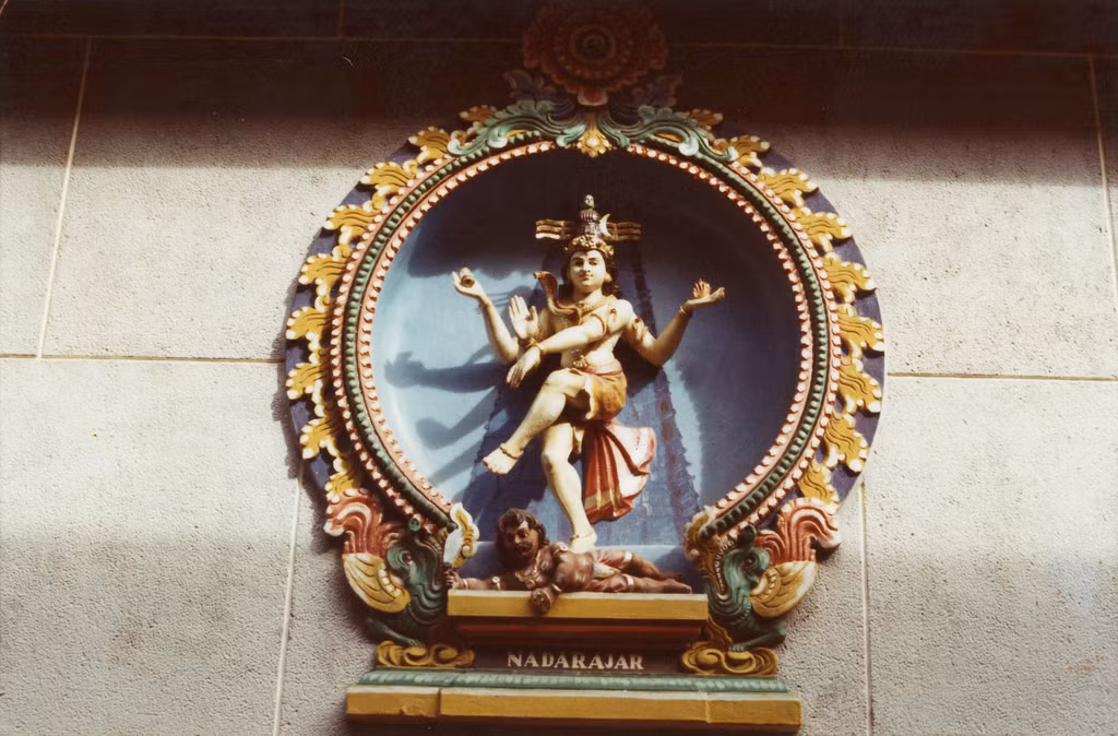 Tượng trang trí kiến trúc trong khuôn viên đền Mariamman. Ảnh: Kemper14.