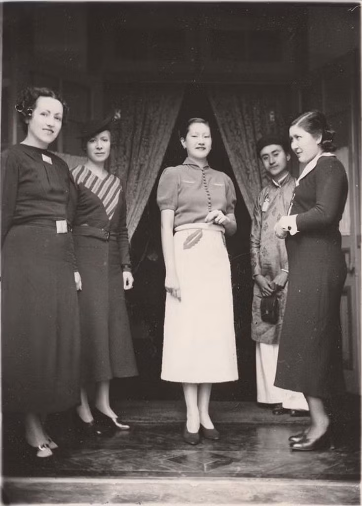 Nam Phương Hoàng hậu đứng bên các phụ nữ Pháp, cuối thập niên 1930. Ảnh tư liệu.