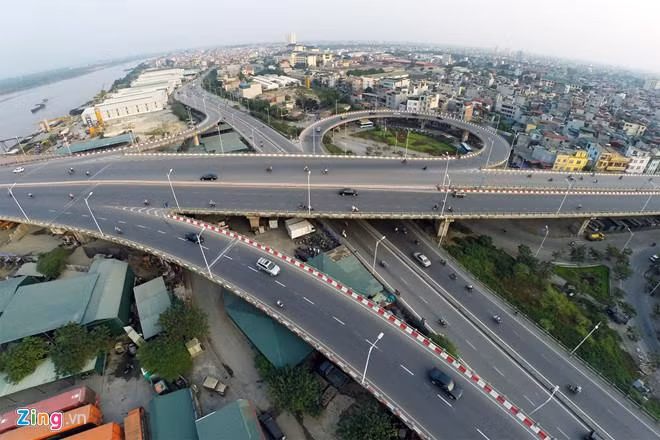 Có tới 7 cây cầu bắc qua sông Hồng trên địa phận Hà Nội, gồm: Long Biên, Chương Dương, Thăng Long, Thanh Trì, Vĩnh Tuy, Nhật Tân, Vĩnh Thịnh.