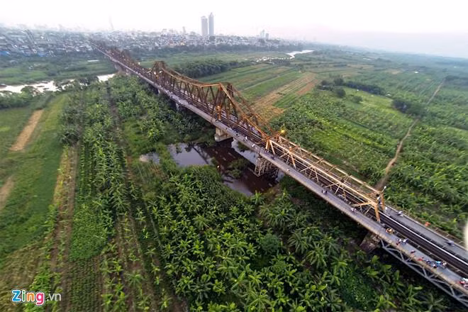Cầu Long Biên dài 2.290 m qua sông và 896 m cầu dẫn, gồm 19 nhịp dầm thép. Cầu dành cho đường sắt đơn chạy ở giữa, hai bên là đường dành cho xe cơ giới và đường đi bộ.