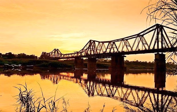  Cầu Long Biên ở Hà Nội được người Pháp thiết kế và khởi công xây dựng năm 1898, hoàn thành năm 1902. Ban đầu, cầu Long Biên có tên cầu Doumer - mang tên của Toàn quyền Đông Dương lúc bấy giờ là Paul Doumer. Đây chính là cây cầu sắt đầu tiên được xây dựng ở Việt Nam.