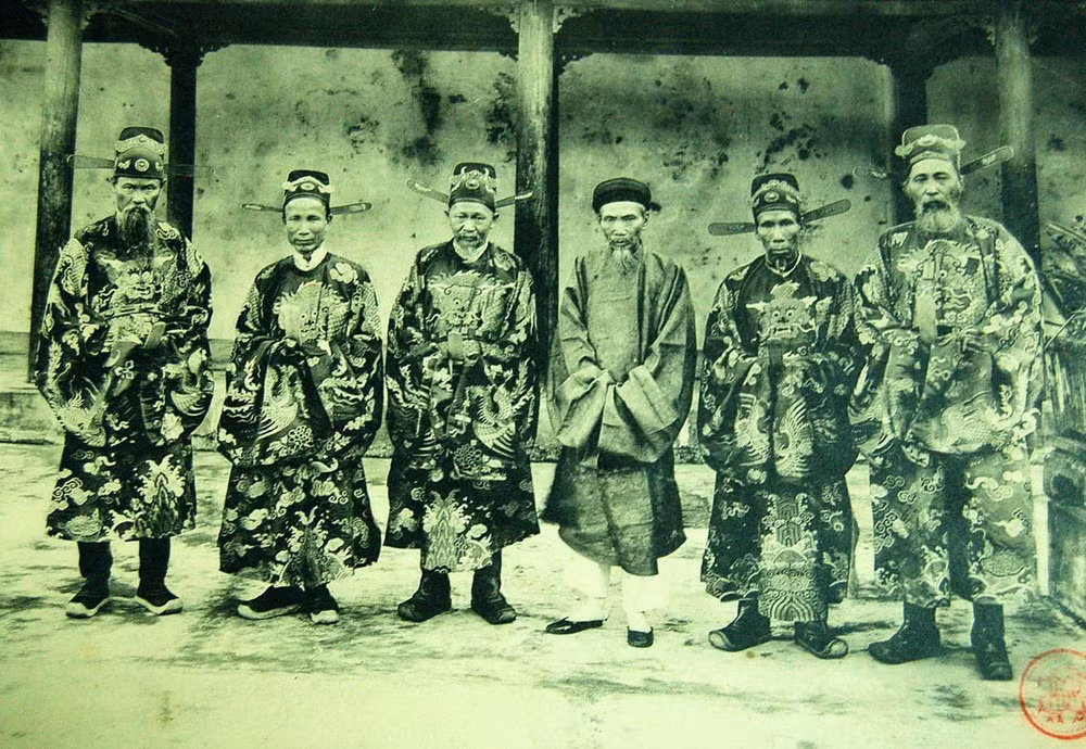 Sau một thời gian sang Trung Quốc học hỏi, cụ Đặng Huy Trứ đã về Việt Nam mở hiệu ảnh Cảm Hiếu Đường ở Hà Nội. Về sau, ông được suy tôn là ông tổ của nghề nhiếp ảnh ở nước ta. 