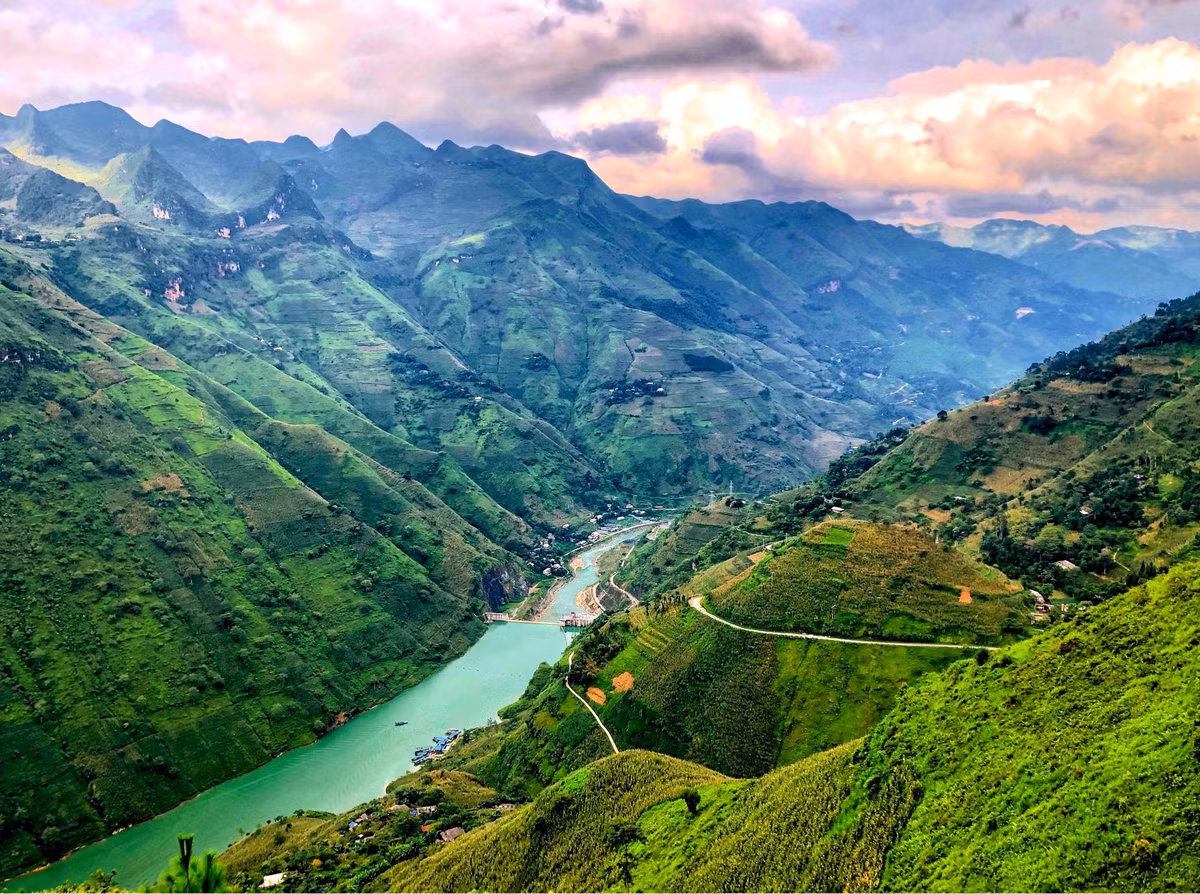 Bên bờ sông Lô và những dãy núi mù sương bao quanh, Hà Giang được miêu tả là "nơi thời gian như ngừng trôi". Các cung đường đèo hiểm trở ở Hà Giang hấp dẫn những tín đồ mê cảm giác mạnh. Tỉnh miền núi phía Bắc này là nơi sinh sống của nhiều dân tộc thiểu số. Du khách có thể khám phá các di sản văn hóa ở thị trấn Đồng Văn hay hòa mình vào những phiên chợ vùng cao đầy náo nhiệt. Ảnh: Lê Vinh Đệ.