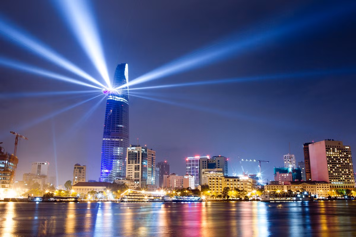 TP.HCM nổi bật với những con hẻm cũ, nơi tập trung sinh sống và làm việc của người nước ngoài, dân địa phương cũng như khách du lịch. Tới đây, bạn có thể tham quan Dinh Độc Lập, công trình nổi tiếng với thiết kế hiện đại. Buổi tối, thành phố trở nên nhộn nhịp hơn khi du khách và người dân tụ tập trên những con phố đông đúc để vui chơi, ăn uống. Ảnh: Vovworld.