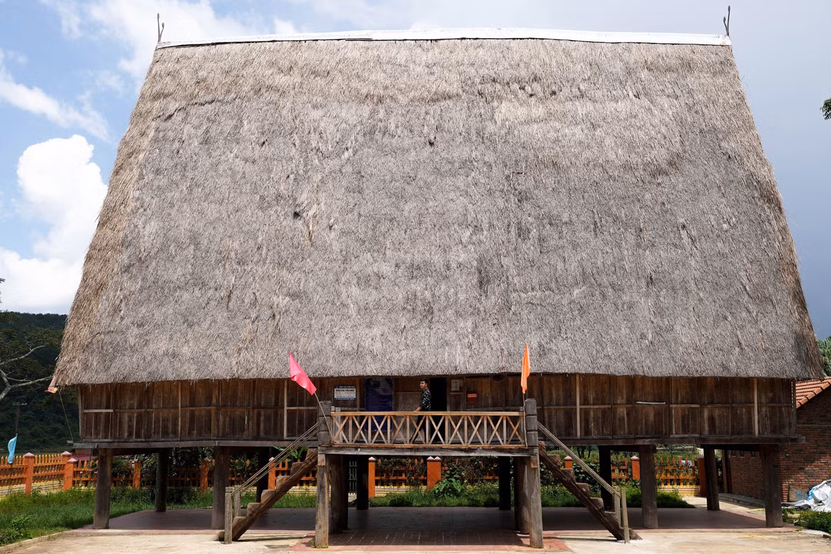 Nằm ở phía bắc Tây Nguyên, dọc theo dòng Dakbla, Kon Tum là vùng đất yên bình với khí hậu mát mẻ. Hệ thống giao thông đường bộ thuận tiện giúp bạn dễ dàng di chuyển tới các điểm du lịch. Nơi đây là chốn dừng chân phù hợp cho du khách nước ngoài muốn tìm hiểu một trong những nét văn hóa truyền thống độc đáo của Việt Nam. Ảnh: Nguyễn Thanh Tính.