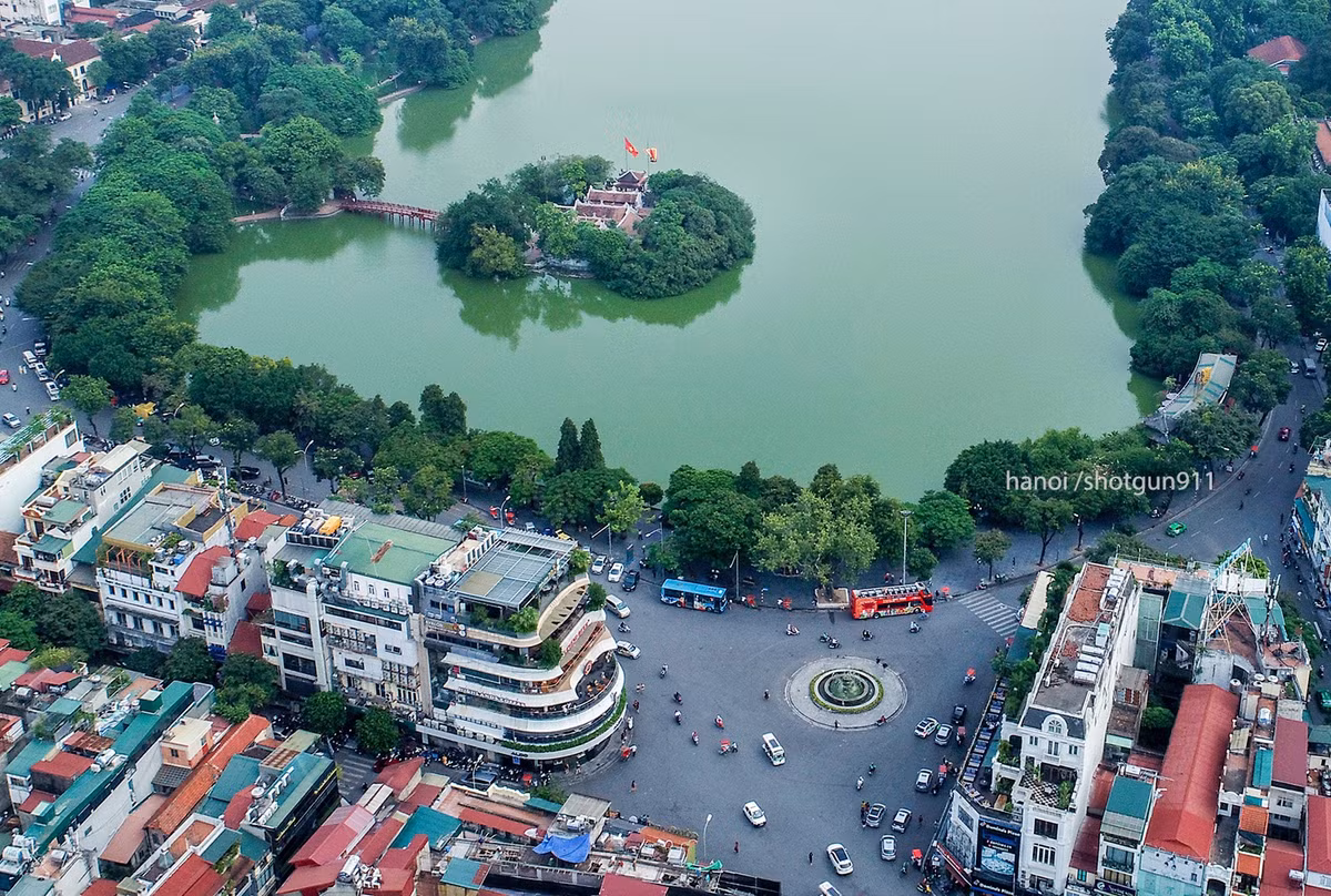 Thủ đô Hà Nội gây ấn tượng với những công trình kiến trúc đẹp, cổ xưa và người dân thân thiện. Nơi đây còn cuốn hút du khách bởi văn hóa ẩm thực đường phố sống động và đa dạng với các quầy hàng bán loạt món ngon. Du khách có thể ngồi trong những quán ven đường, nhâm nhi ly cà phê đá và thưởng thức bánh mì. Ảnh: Vũ Minh Quân.