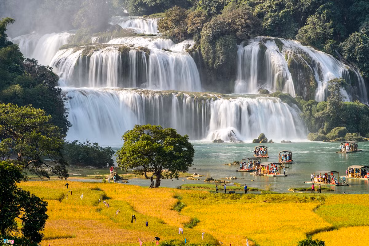Cao Bằng sở hữu khung cảnh nên thơ của những ngọn đồi tươi tốt, thung lũng êm đềm và thác nước hùng vĩ. Khu vực này là nơi sinh sống của nhiều dân tộc thiểu số. Chợ ở đây có đầy đủ mặt hàng mang đậm sắc thái riêng của từng dân tộc. Cao Bằng chính là nơi du khách có cơ hội trải nghiệm cuộc sống của người dân miền núi ở Việt Nam. Ảnh: Hoàng Hải Thịnh.