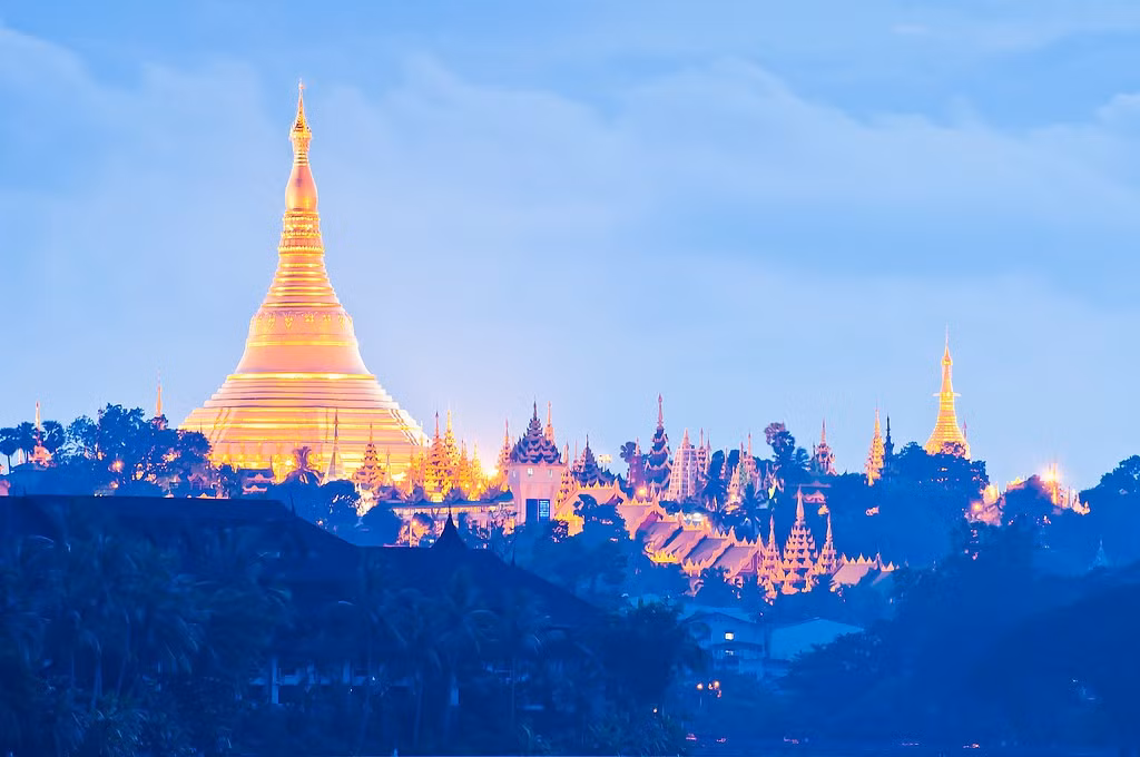 Chùa Shwedagon nằm trên đồi Singuttara ở trung tâm Yangon, thành phố lớn nhất Myanmar. Ngôi chùa 2.500 năm tuổi này là một trong những công trình tôn giáo đẹp nhất, mang tính biểu tượng nhất của đất nước. Ảnh: Jingphaw.
