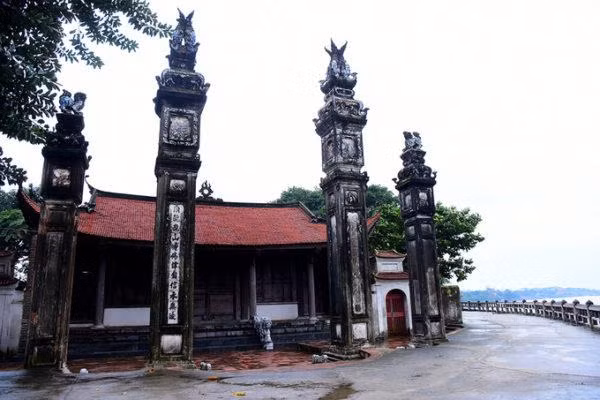 Ngày nay, xã Thụy Hương, huyện Từ Liêm, Hà Nội, còn ngôi đền cổ thờ Lý Ông Trọng. Hàng năm, nhân dân mở hội làng Chèm vào ba ngày 14, 15,16 tháng 5 âm lịch để tưởng nhớ vị tướng anh hùng được tôn là thành hoàng làng (Đức thánh Chèm - Lý Ông Trọng).