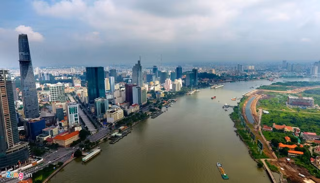 Từ huyện Lộc Ninh, tỉnh Bình Phước và huyện Dương Minh Châu, tỉnh Tây Ninh đến gần chợ Thủ Dầu Một (tỉnh Bình Dương), sông mang tên "Ngã Cái". Đoạn từ chợ Thủ Dầu Một đến cư xá Thanh Đa (Bình Thạnh, TP.HCM), người ta gọi là sông Thủ Khúc. Đoạn từ cư xá Thanh Đa đến chỗ đổ vào sông Đồng Nai, người ta gọi là sông Bến Nghé (hay còn gọi là Ngưu Chử giang). Trong sách Gia Định thành thông chí, tên sông là Tân Bình giang.