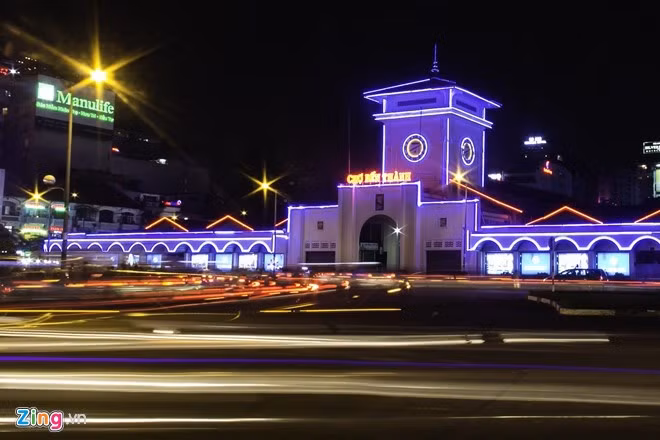 Ban đầu, chợ Bến Thành nằm bên bờ sông Bến Nghé. Năm 1912, người Pháp chuyển chợ về khu vực hiện tại. Trước năm 1975, tên gọi "chợ Bến Thành" thường chỉ xuất hiện trong sách vở. Người dân thường gọi khu này là chợ Sài Gòn hay chợ Mới để phân biệt với chợ ở địa điểm cũ.
