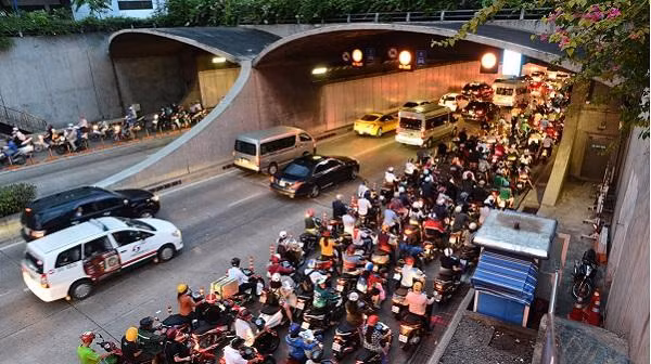 Hầm Thủ Thiêm được thiết kế với 6 làn xe và có tổng chiều dài 1.490 m. Công trình này nằm dưới đáy sông, cách mặt nước 24 m. Tốc độ xe lưu thông trong hầm đạt 60 km/h. Công trình có thể chống động đất mạnh 6 độ richter và có tuổi thọ 100 năm.