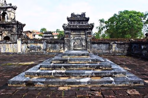 Vốn bị dị tật ở mắt, lại mắc một số tính xấu nên khi làm lễ lên ngôi, vua Dục Đức sai đại thần Trần Tiễn Thành đọc lướt một số đoạn viết không tốt về mình. Đúng ba ngày sau, 2 phụ chính đại thần Nguyễn Văn Tường và Tôn Thất Thuyết dâng biểu lên bà Từ Dũ, vạch ra 4 tội của vua, trong đó có tội cố tình sửa di chiếu của vua Tự Đức. Vậy là chỉ sau 3 ngày làm vua, chưa kịp đặt niên hiệu, Dục Đức đã trở thành kẻ trọng tội, bị đình thần phế bỏ.