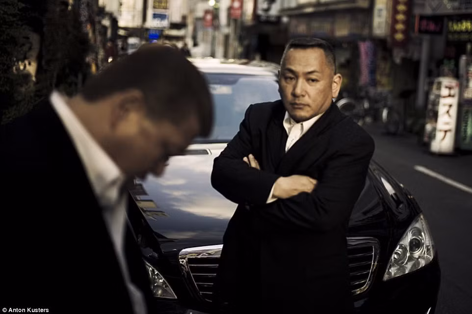 Yakuza nổi tiếng bởi sự tuân thủ kỷ luật tuyệt đối và lòng trung thành cao độ đối với thủ lĩnh. Họ không tồn tại ngoài vòng pháp luật, mà có quyền đăng ký kinh doanh, lập trụ sở và nộp thuế. Chính phủ giám sát chặt chẽ hoạt động của các tổ chức yakuza để hạn chế những hoạt động phi pháp của họ. Kazuo Taoka, thủ lĩnh đời thứ ba của Yamaguchi-gumi, từng nói với thuộc hạ: "Hãy tìm một công việc thực sự để làm". Ảnh: Anton Kusters.